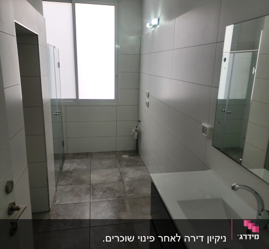 חדר אמבטיה נקי עם כיור וברז, רצפה מבריקה